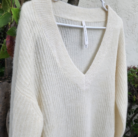 The Group Babaton by Aritzia Women's Alpaca Wool Mix V- Neck Sweater. Size XS - Picture 11 of 13